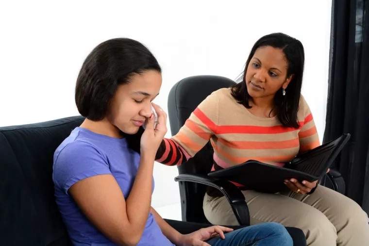 Adolescent accompagné par une sophrologue pour préparation aux examens avec des techniques de relaxation, Crépy-en-Valois, ROSELINE ML SOPHROLOGUE